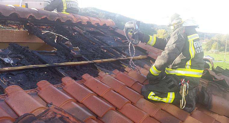 Bomberos del 112 extinguen un incendio en una vivienda de Escalante
