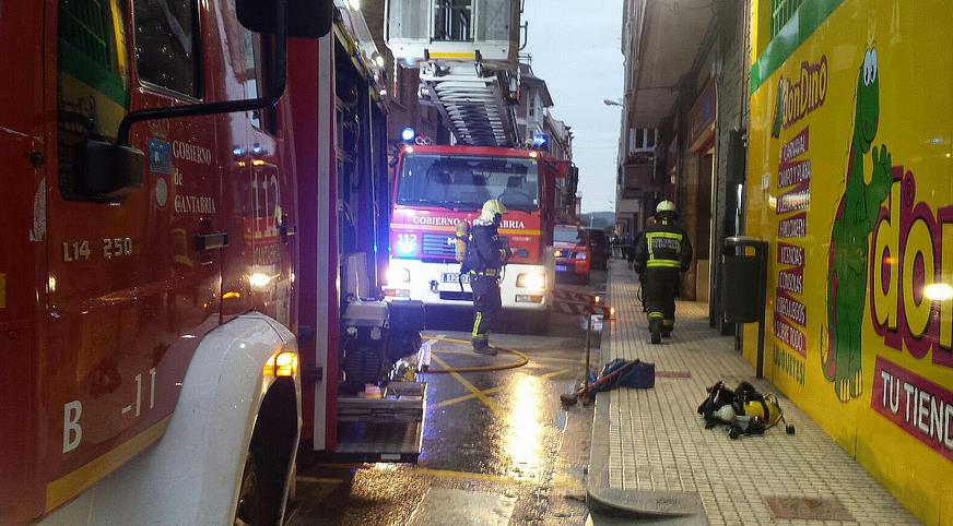 Bomberos del 112 extinguen un incendio en una vivienda de Santoña