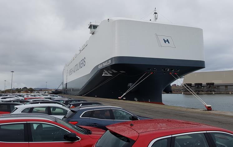 El buque cochero "Höegh Traveller" hace su primera escala en el Puerto de Santander