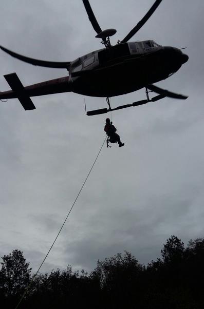 El helicóptero del Gobierno evacúa a un senderista accidentado en la ruta de las Cascadas de Lamiña