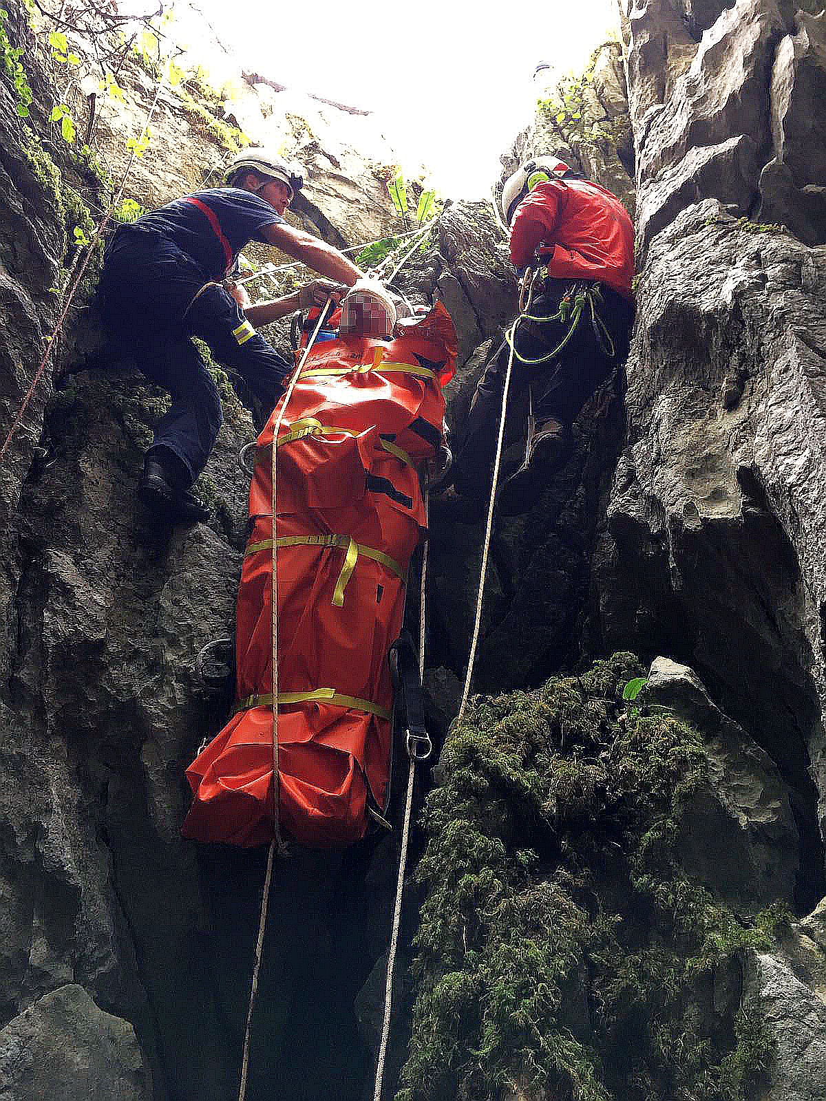 Rescatado un hombre de una sima de 10 metros en Porracolina