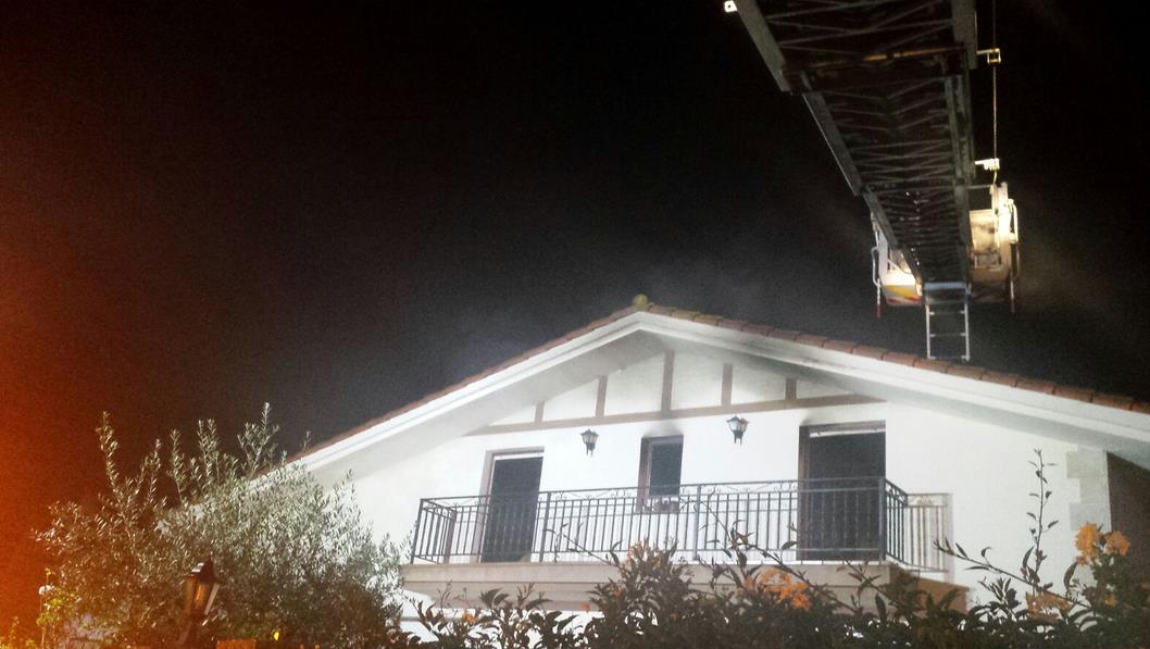 Bomberos del 112 extinguen un incendio en una vivienda de Liendo