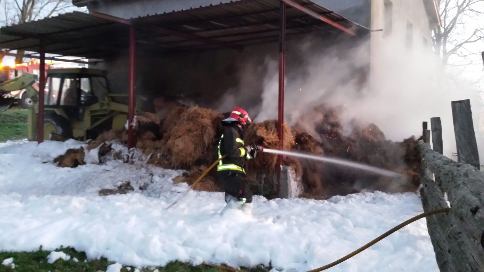 Bomberos del 112 extinguen un incendio en un pajar de Riotuerto