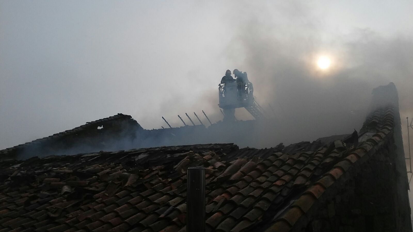 Mueren veinte cabezas de ganado en un incendio en una cuadra de Campoo de Yuso