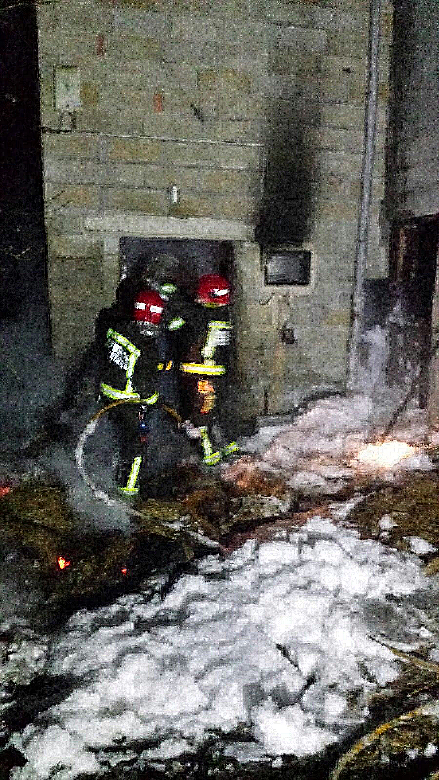 Mueren dos vacas en el incendio de un pajar en San Felices de Buelna