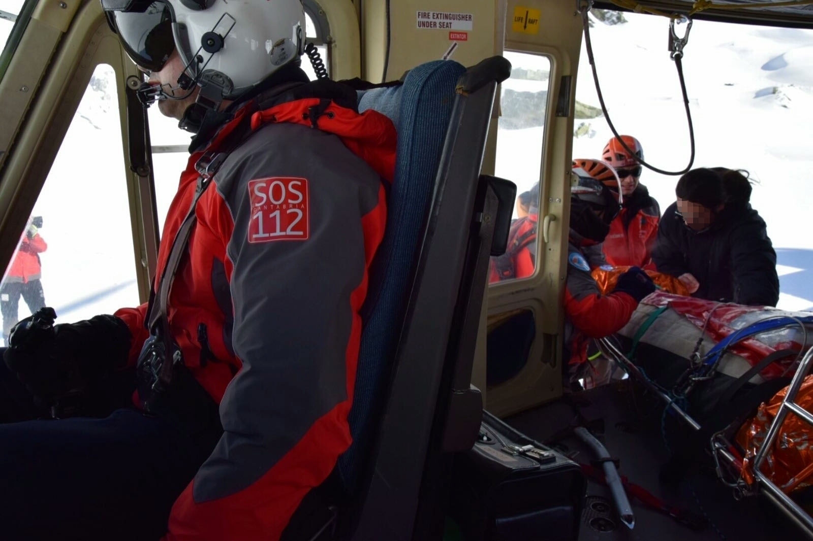 El helicóptero del Gobierno rescata a un montañero caído en el pico Bóveda