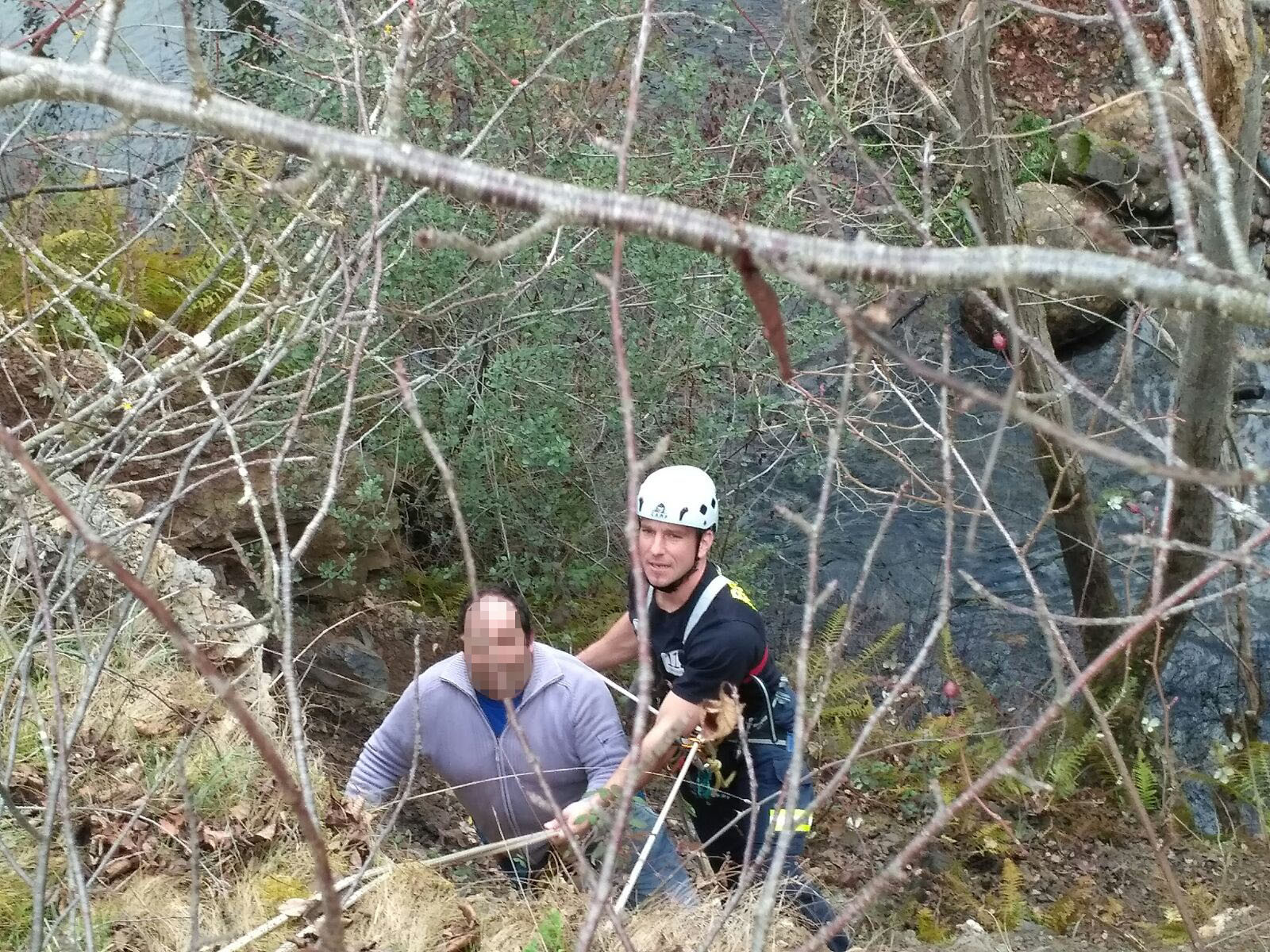 Rescatado un hombre con riesgo de caída en la cuenca del río Bullón