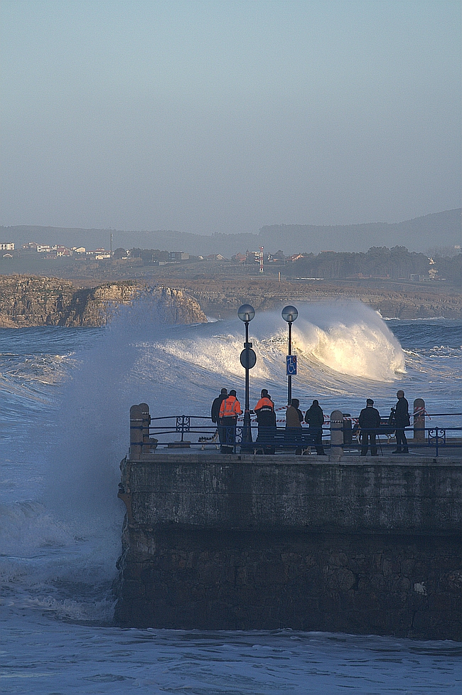 Cantabria estará hoy y mañana en alerta por nieve y fenómenos costeros adversos / Temporal en Santander - Archivo (C) CANTABRIA DIARIO