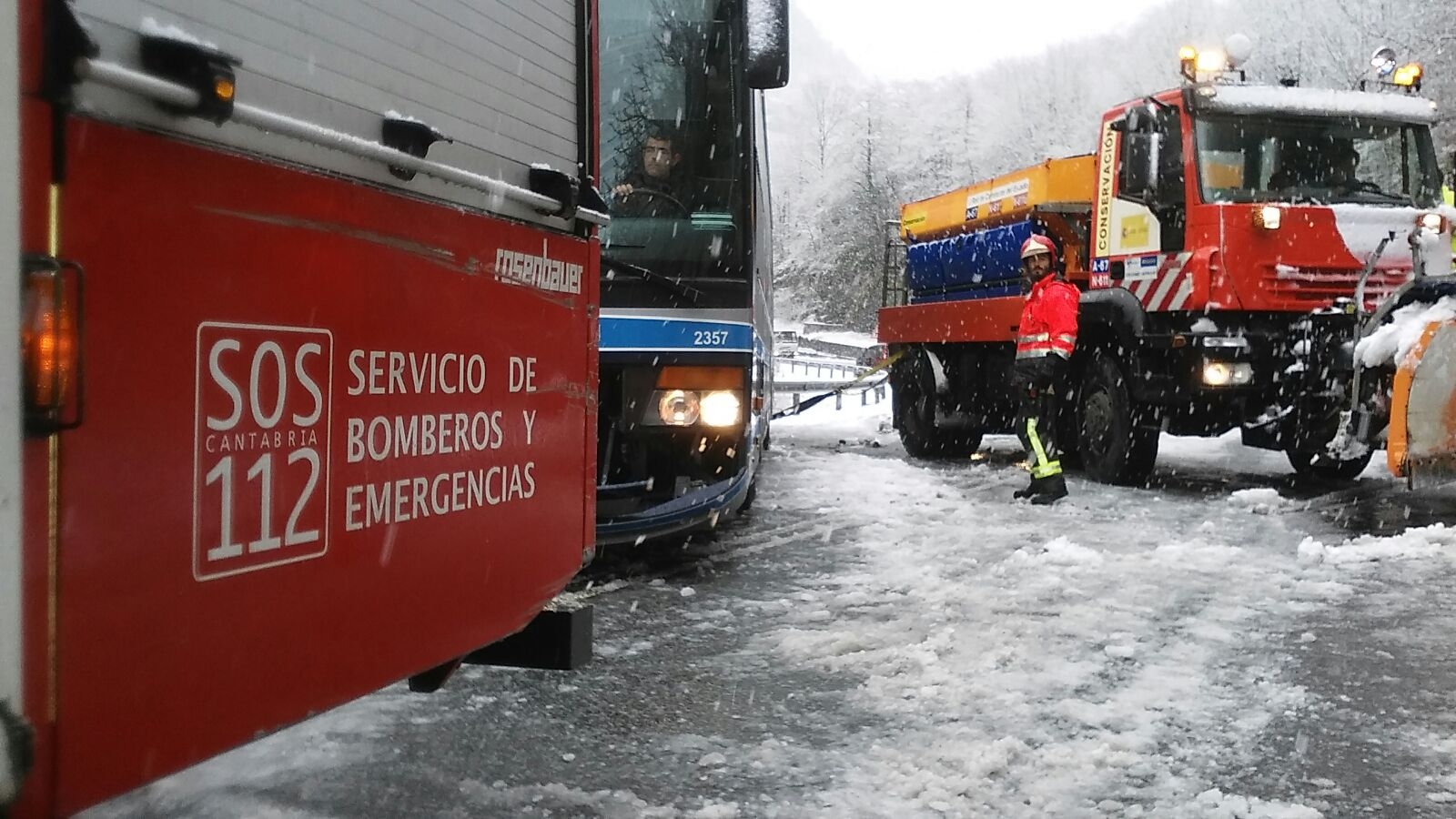 Rescatados una decena de pasajeros de un autobús en Bárcena de Pie de Concha / Foto: 112, Gobierno de Cantabria