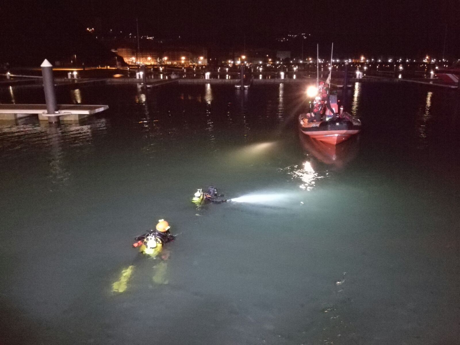  Fallecen dos jóvenes al caer su coche al mar en el Puerto Deportivo de Laredo