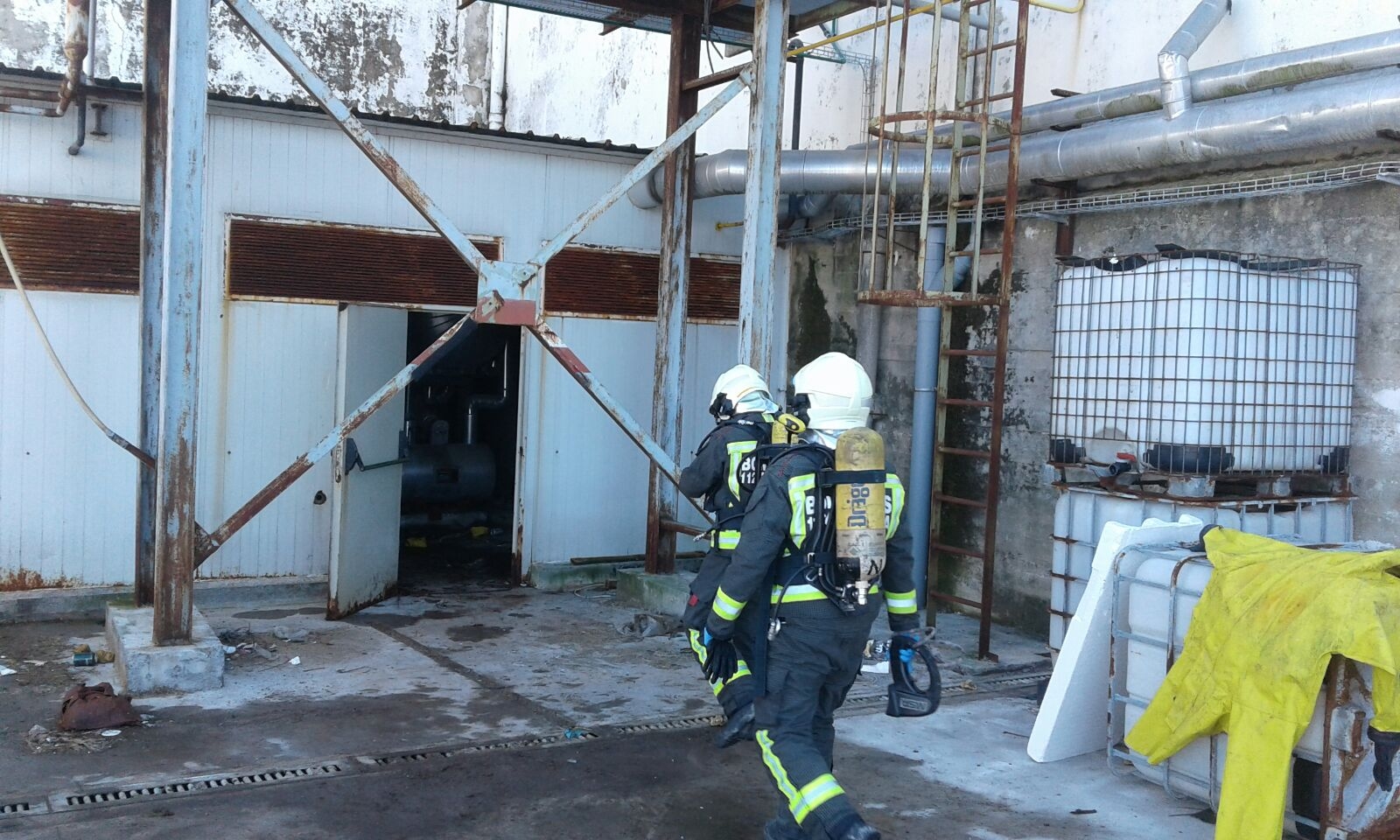 Bomberos del 112 cortan dos escapes de amoniaco en una fábrica abandonada de Santoña