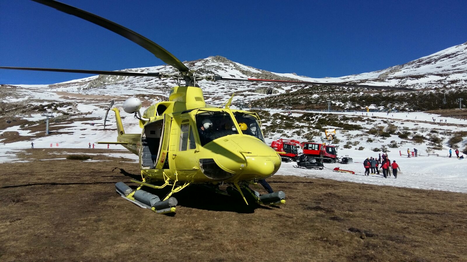 El helicóptero del Gobierno evacúa a un esquiador herido en Alto Campoo