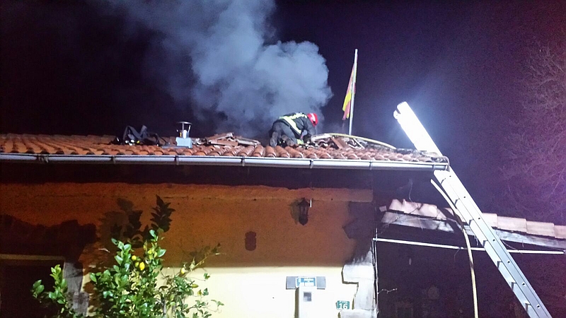 Bomberos del 112 extinguen un incendio en una vivienda de Saro