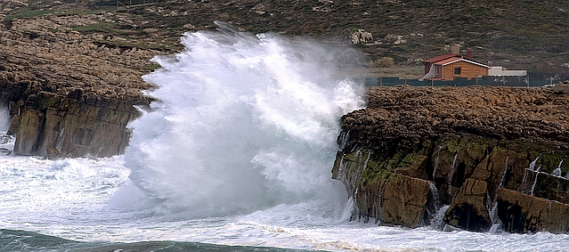  Mañana podrían producirse olas de hasta 9 metros de altura en las costas del País Vasco y Cantabria