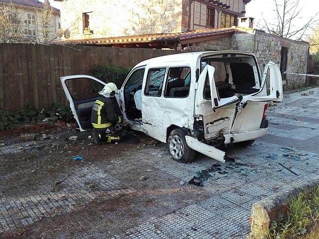  Dos heridos graves tras impactar un camión con una furgoneta en Cabezón de la Sal