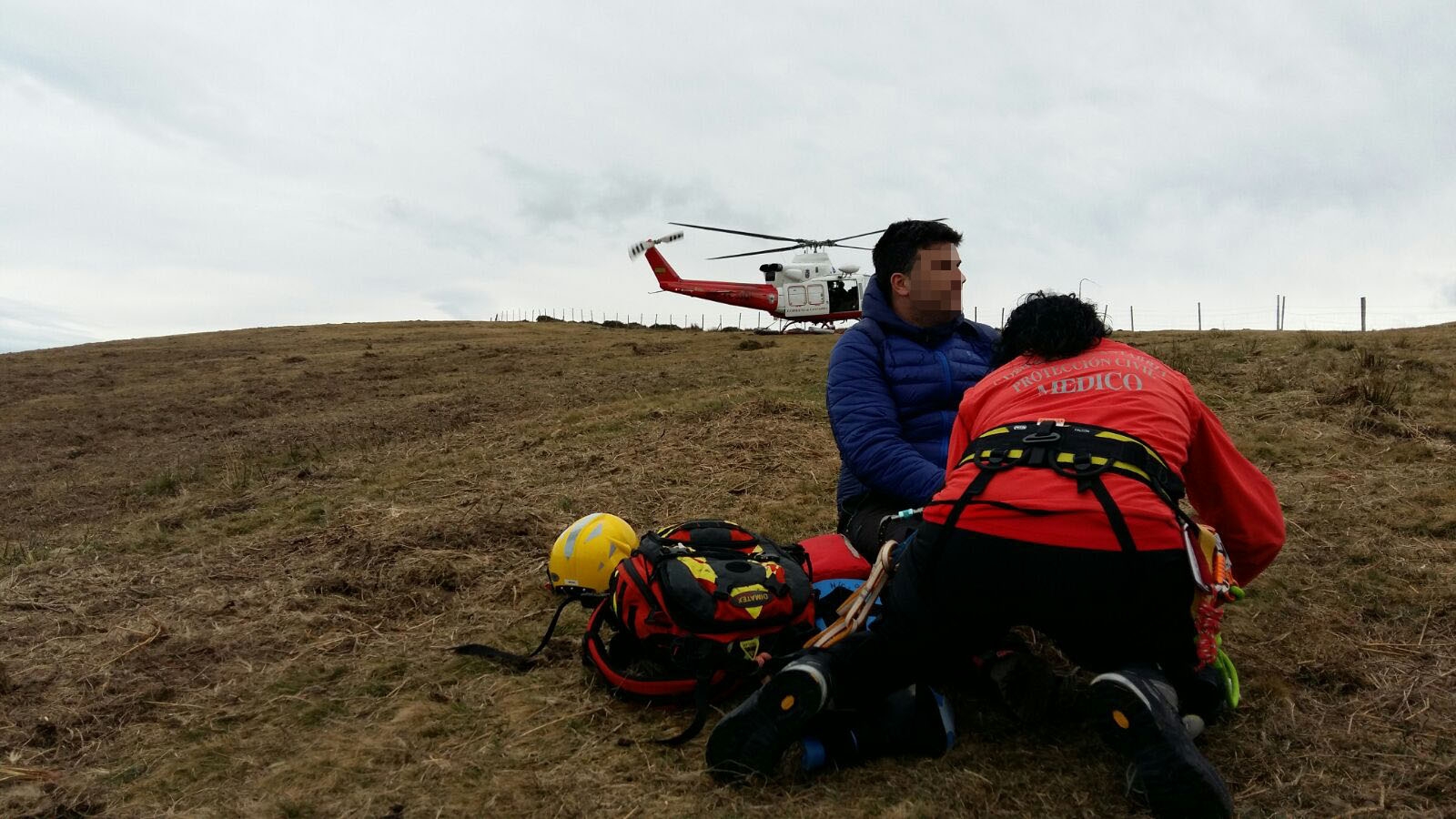 El helicóptero del Gobierno evacúa a un senderista accidentado en el alto del Toral