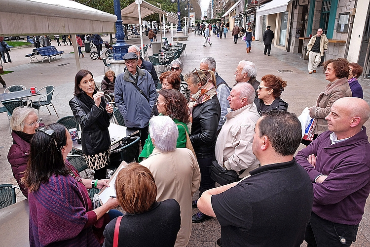  La alcaldesa de Santander, Gema Igual, se reúne con miembros de la Asociación de Vecinos de Numancia