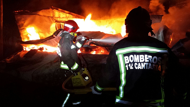 Extinguido el incendio de una vivienda prefabricada en Sarón