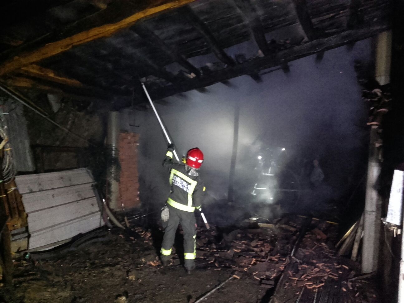  Bomberos del 112 extinguen de madrugada dos incendios en cobertizos
