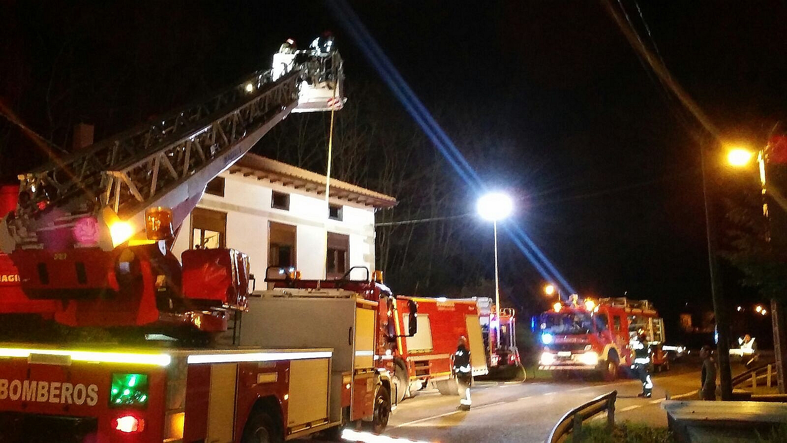 Bomberos del 112 extinguen un incendio en una vivienda de Villafufre
