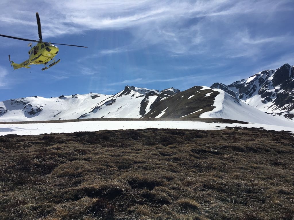 El helicóptero del Gobierno rescata a un montañero accidentado en Peña Prieta