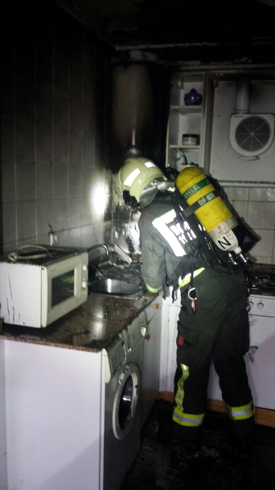 Bomberos del 112 extinguen un incendio en una vivienda de Santoña