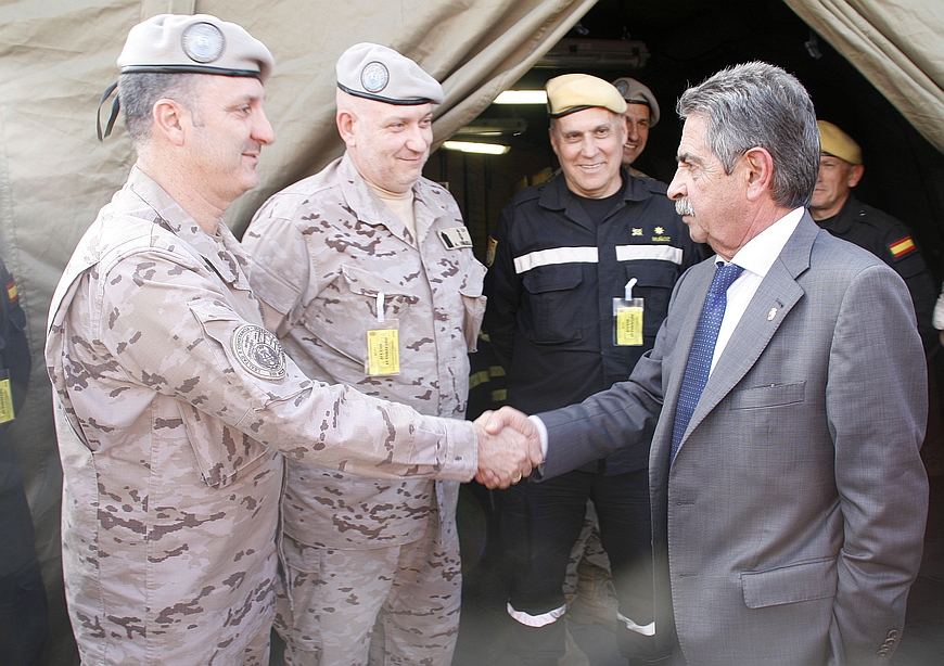 Miguel Ángel Revilla saluda a miembros de la Unidad Militar de Emergencias, Torrelavega 4 de abril de 2017 (C) ESTORRELAVEGA - David Laguillo