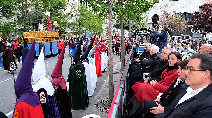 Más de mil cofrades participaron en la procesión general del Santo Entierro en Santander