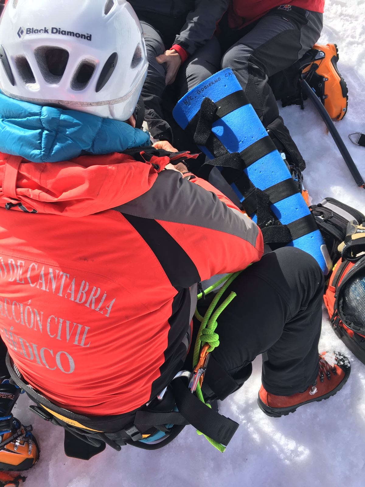 El helicóptero del Gobierno rescata a un montañero herido por una caída en Tres Mares