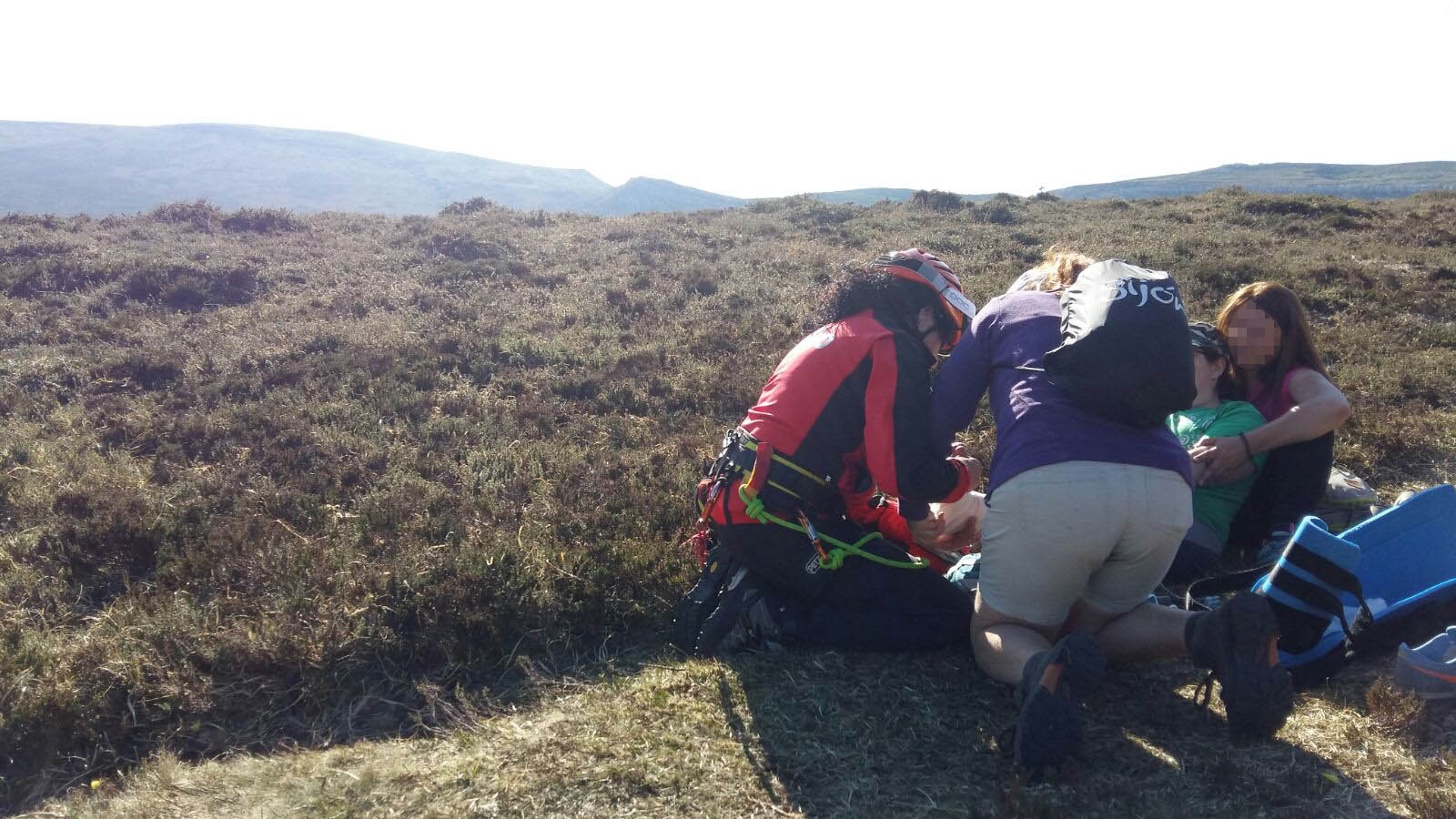  El helicóptero del Gobierno rescata a una senderista con posible fractura de tobillo en el monte Colina