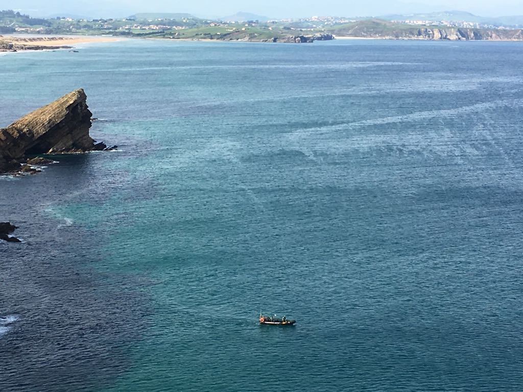 Efectivos de emergencias buscan a un hombre desaparecido en la playa del Madero, en Liencres