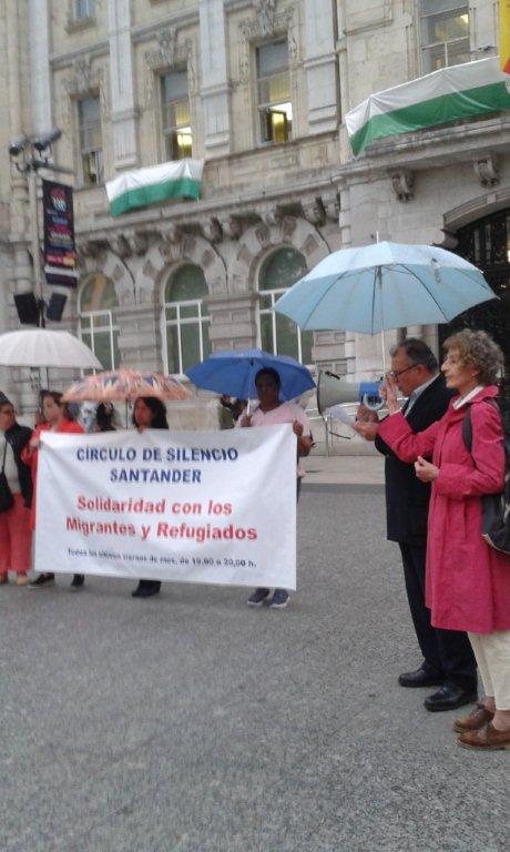 La Plaza del Ayuntamiento acogió el "Círculo de silencio", en solidaridad con los inmigrantes y refugiados