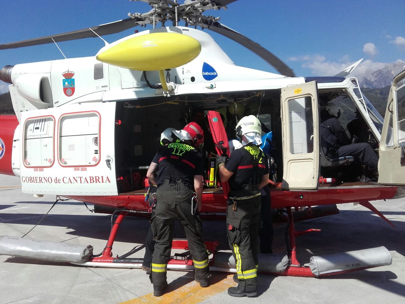 El helicóptero del Gobierno evacua a un hombre caído de un andamio en Tama