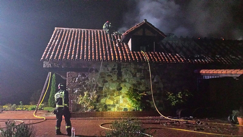 Bomberos del 112 extinguen un incendio en una cabaña de Liérganes