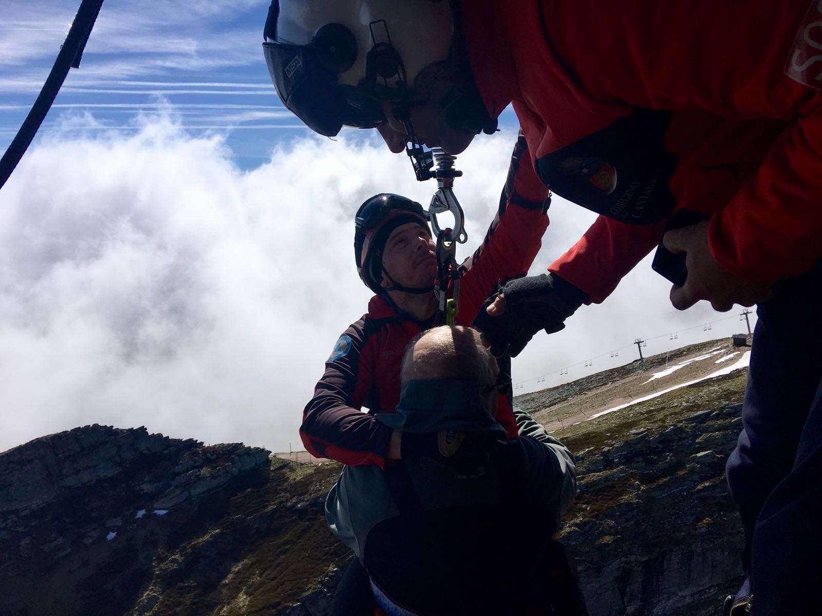  El helicóptero del Gobierno rescata a un montañero en Brañavieja
