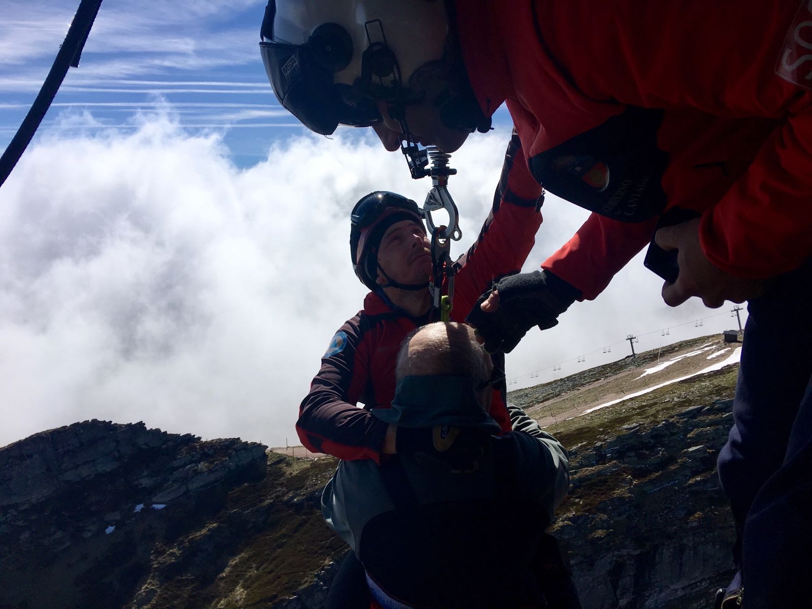 El helicóptero del Gobierno rescata a un montañero en Brañavieja