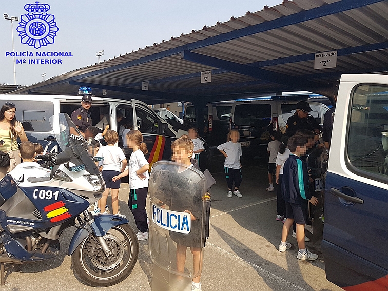 Los niños de 1º y 2º de primaria del Colegio María Reina Inmaculada de Santander visitan a la Policía