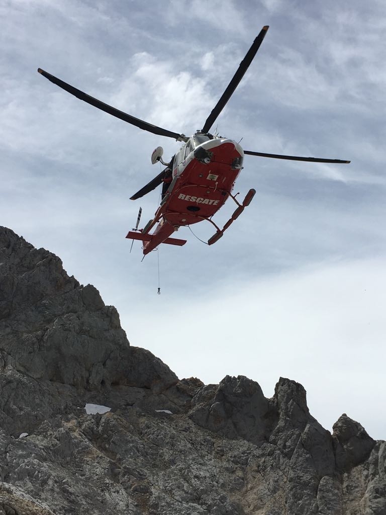 El helicóptero del Gobierno rescata a dos senderistas perdidos en Picos de Europa