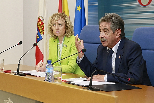 Rosa Eva Díaz Tezanos y Miguel Ángel Revilla, foto del Gobierno de Cantabria, 12 de junio de 2017