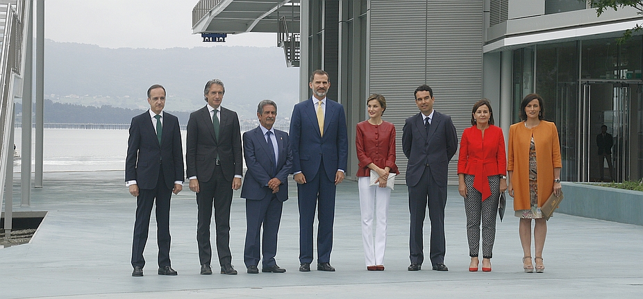 Los Reyes inauguran el Centro Botín - En la foto: Samuel Ruiz, Íñigo de la Serna, Miguel Ángel Revilla, Felipe VI, Letizia Ortiz, Javier Botín, Dolores Gorostiaga y Gema Igual - (C) CANTABRIA DIARIO - David Laguillo