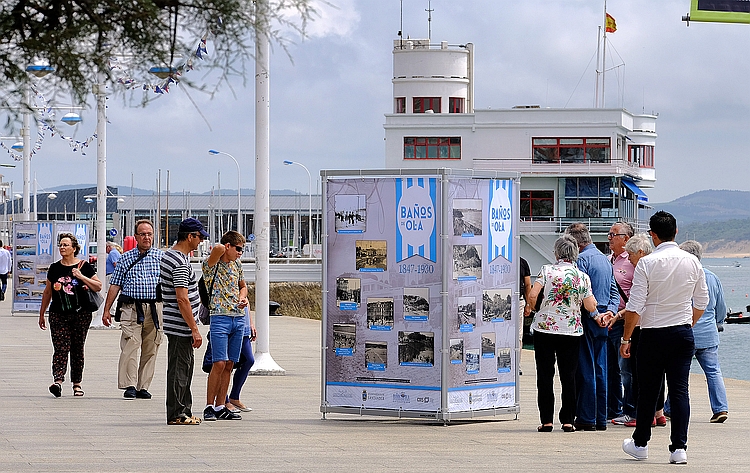 El Paseo Marítimo acoge hasta el próximo domingo la exposición fotográfica ‘Historia de los Baños de Ola’