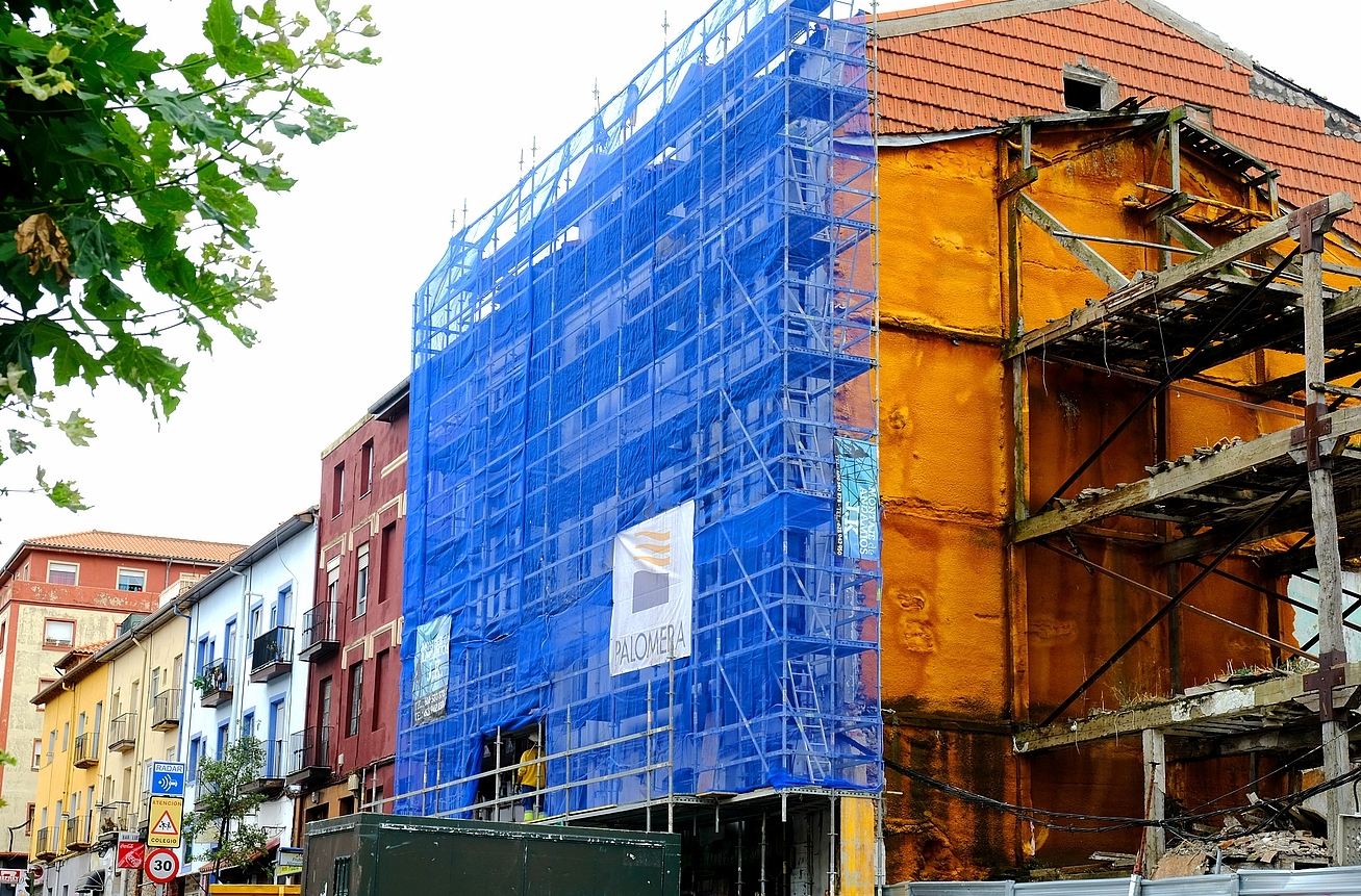 Comienza el derribo del edificio situado en la calle Alta 125