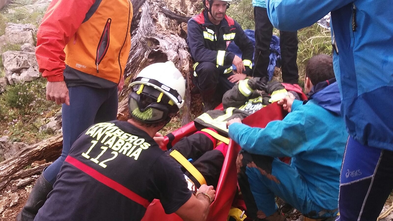 Bomberos del 112 rescataron a una senderista con posible fractura de pierna en los Collados del Asón