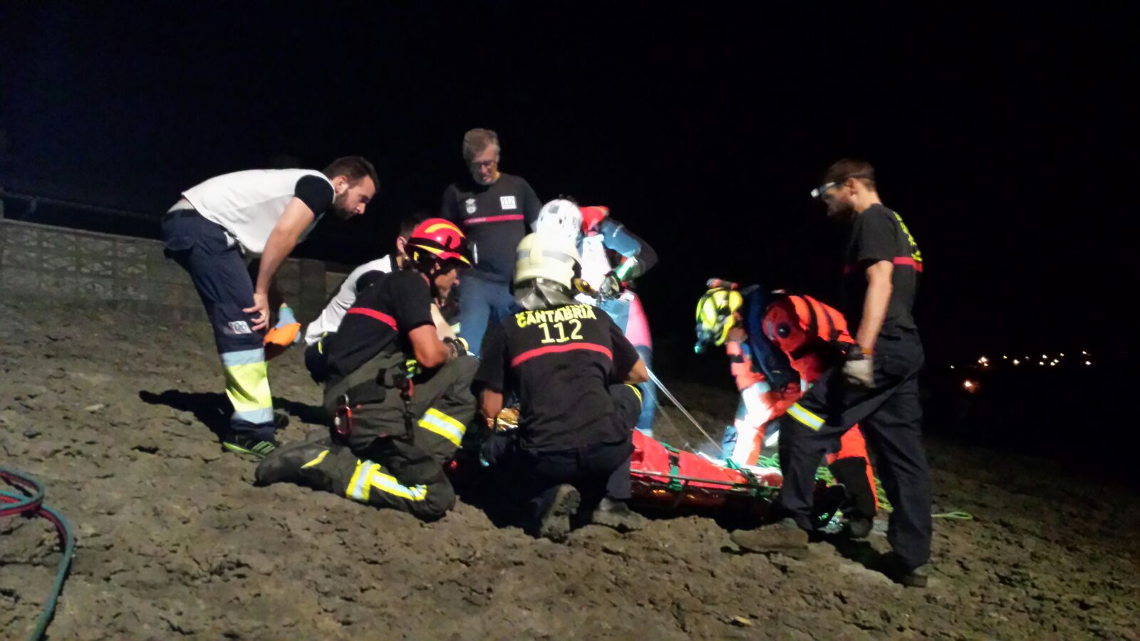 Bomberos del 112 y el helicóptero del Gobierno rescataron anoche a un joven caído en un acantilado de Ajo