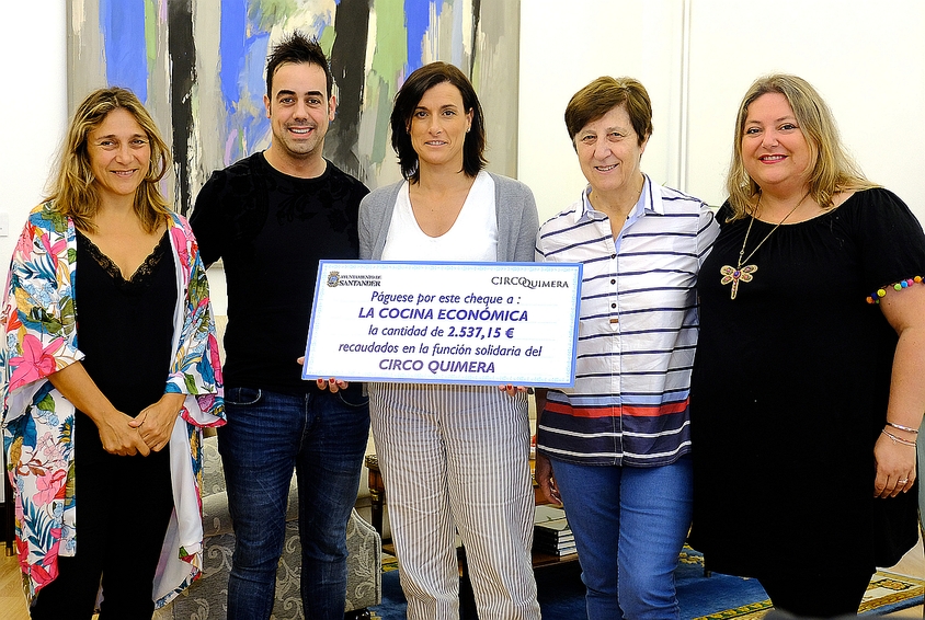 Gema Igual entrega a la Cocina Económica los 2.537 euros recaudados durante la función solidaria del Circo Quimera