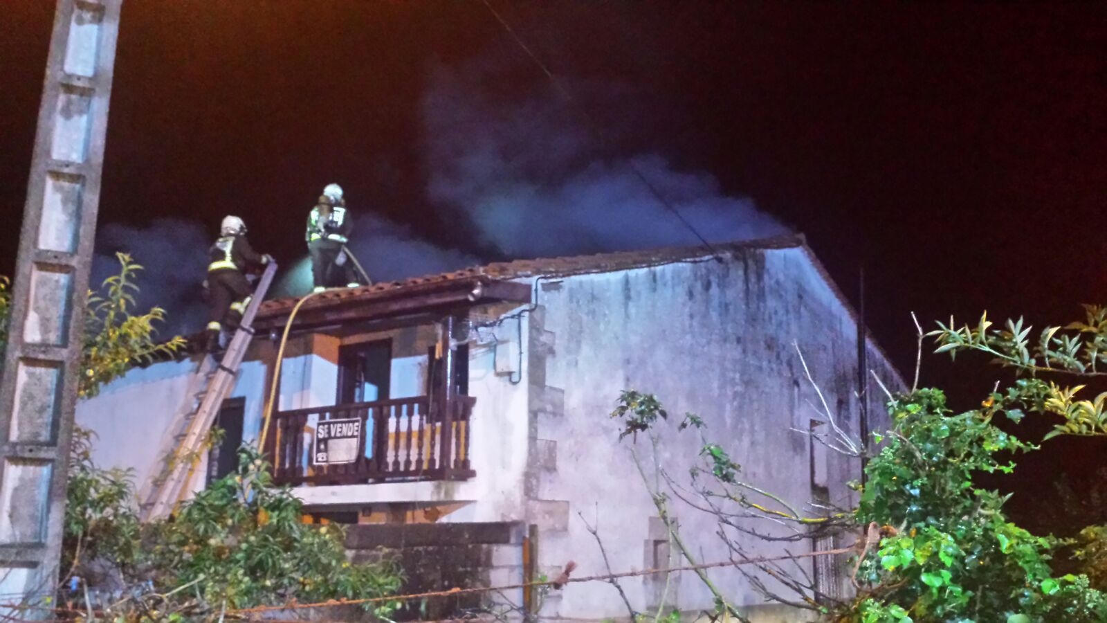 Bomberos del 112 extinguen un incendio en una casa deshabitada de Villasevil