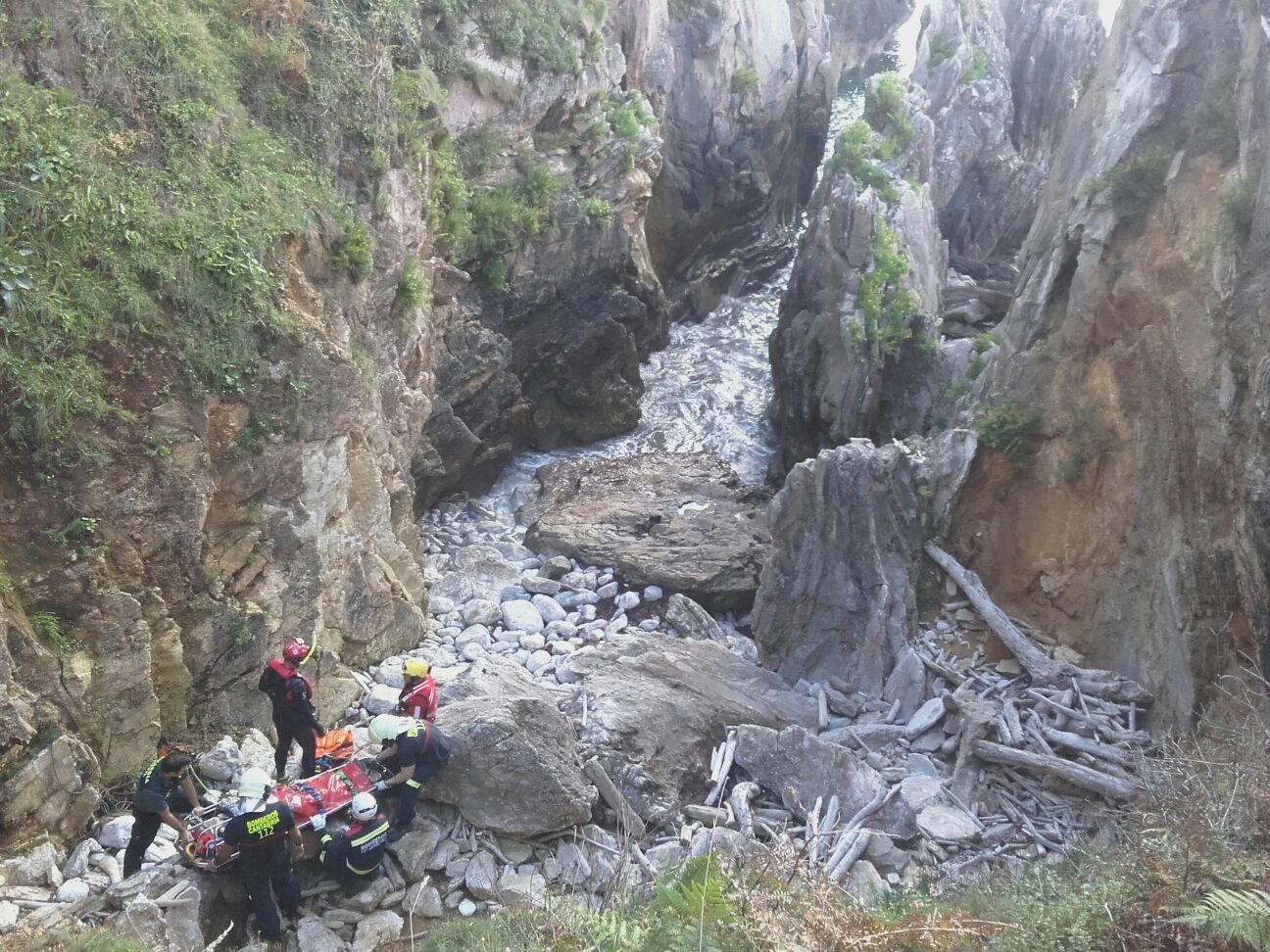 Rescatado en estado grave un hombre caído por los acantilados de Pechón