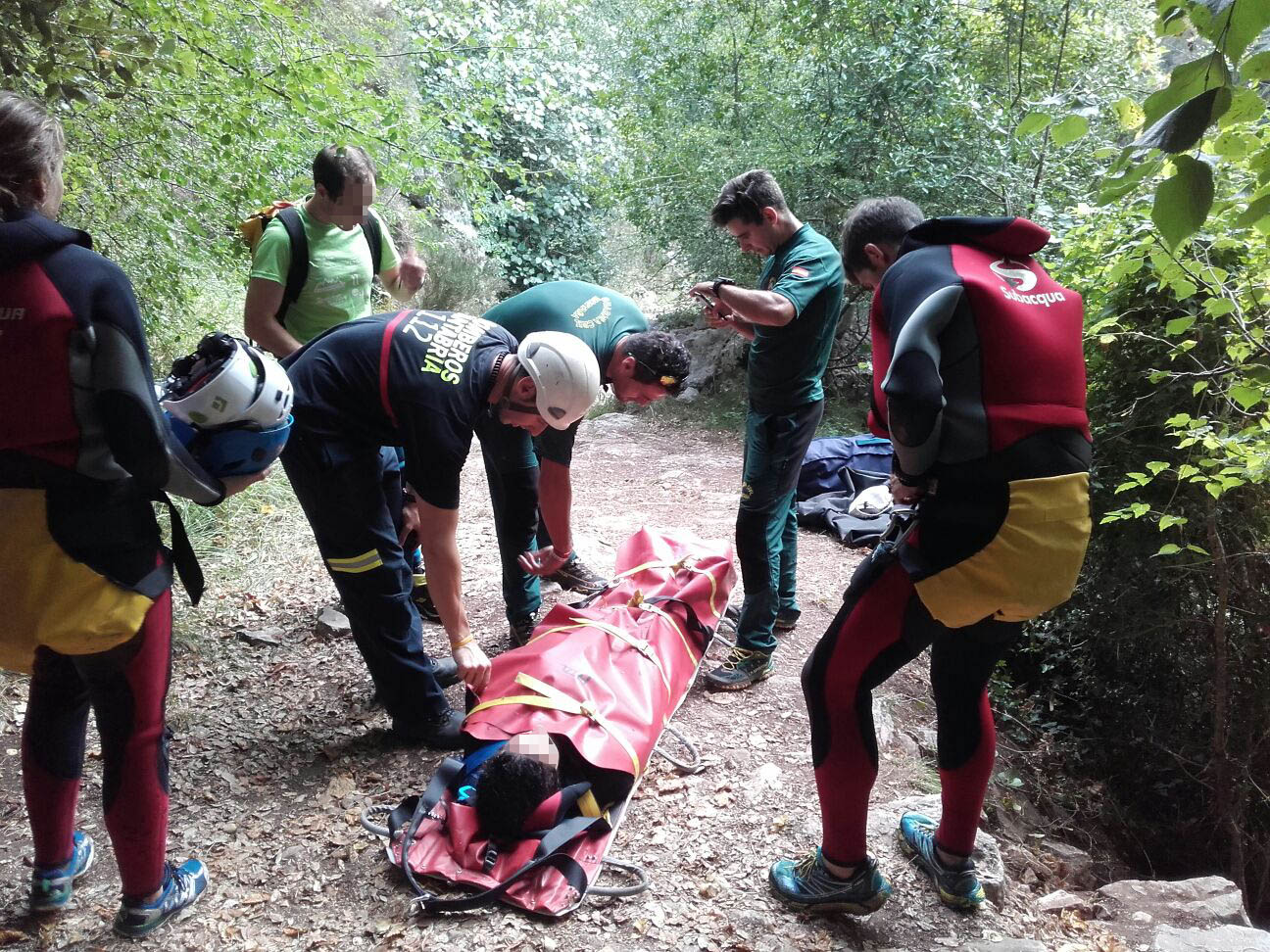 Bomberos del 112 y miembros del GREIM rescatan una mujer con rotura de tobillo en el barranco de Navedo
