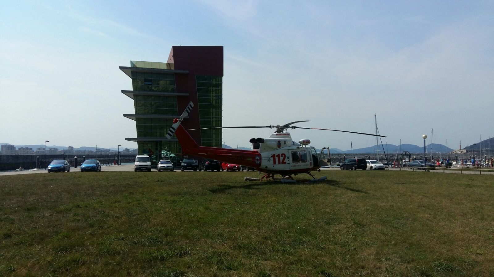 El helicóptero del Gobierno evacúa a un joven del faro del Caballo de Santoña