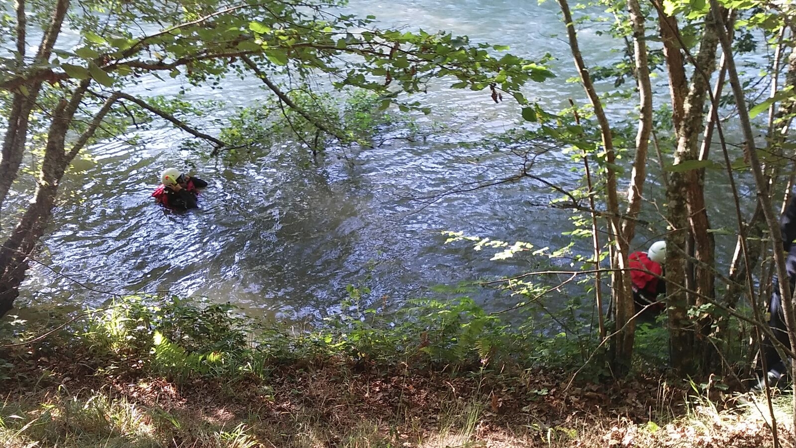 Efectivos de emergencias buscan a un pescador desaparecido en el río Ebro